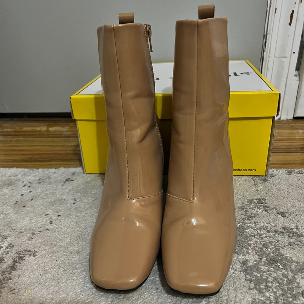 Brand new seven dials glossy booties in a beautiful camel color